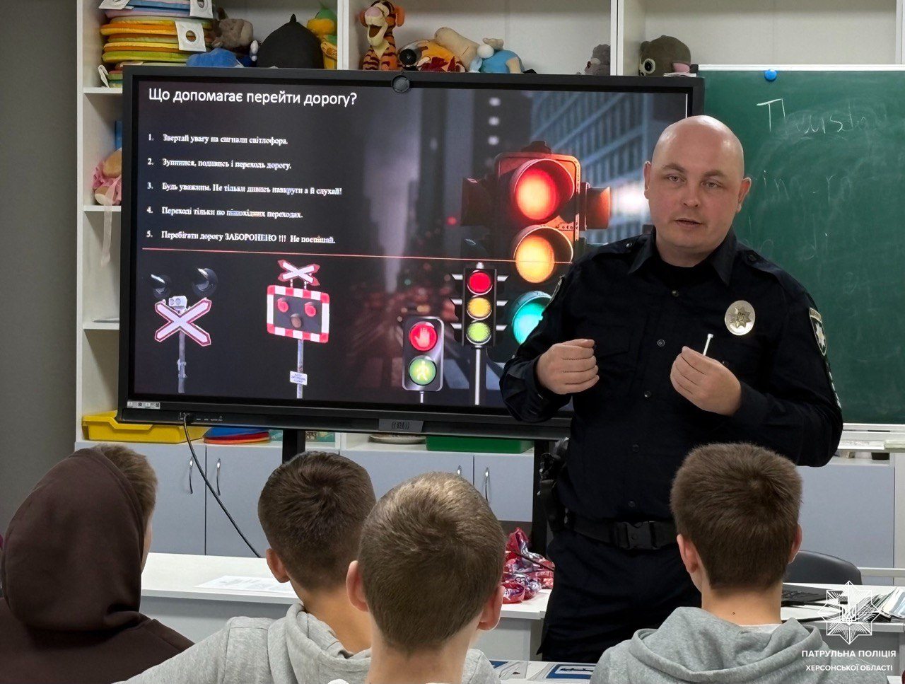 Шкільні, офіцери, поліції, навчають, херсонських, учнів, безпечній, поведінці, дорозі, Напередодні, осінніх, канікул, херсонські, патрульні, завітали, підземної, школи, провести, пізнавальний, урок, безпеки, дорозі