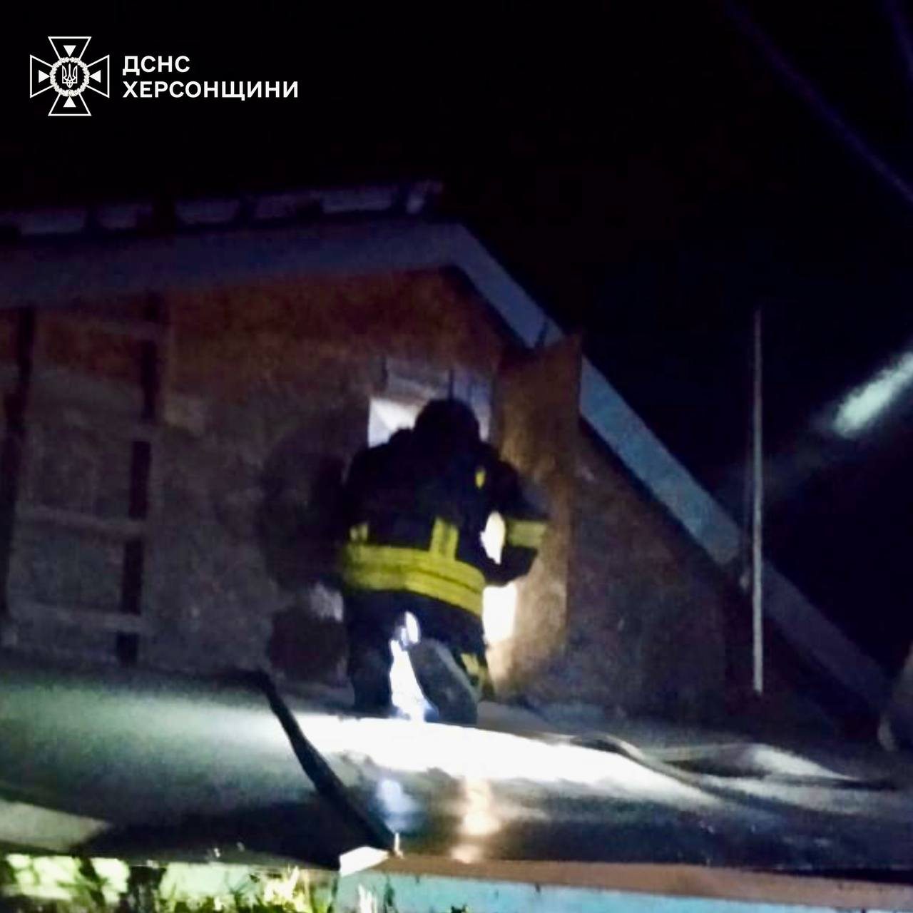 Херсоні, вночі, загорівся, дах, приватного, будинку, несправність, пічного, опалення, Вогнеборці, швидко, ліквідували, займання, допустили, поширення, полум’я, Служби порятунку, ДСНС Херсонщини, рятувальники