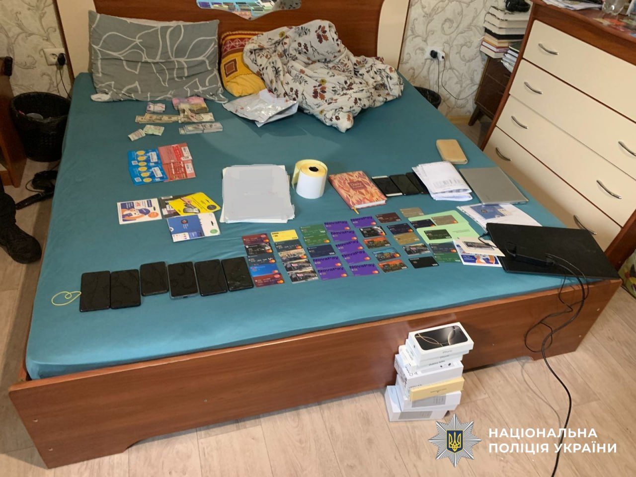 Поліція, Херсонщини, зупинила, незаконний, обіг, тютюнових, виробів, 10 млн грн, під час, обшуків, правоохоронці ,вилучили, близько, 70 тисяч, пачок, цигарок, гроші, здобуті, злочинним, шляхом, документацію, підтверджує, незаконну, діяльність, житель, Бериславського, району