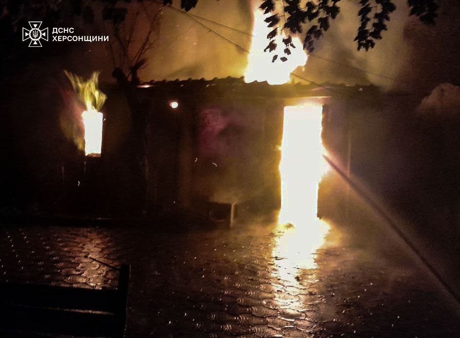 Херсонські, рятувальники, ДСНС, працювали, загрозою, повторних, атак, дрони, гасіння, пожежі, вогнеборці, внаслідок, чергового, артобстрілу, російських, військ, спалахнула, господарча, споруда, ДСНС Херсонської області