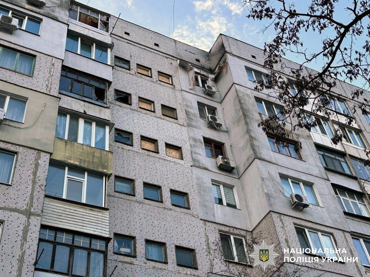 Двоє,загиблих, четверо, поранених, наслідки, російських, обстрілів, Херсонщини, 18 листопада, населені, пункти, Бериславського, Херсонського, районів, застосовуючи, артилерію, міномети, РСЗВ, авіацію, безпілотники, Поліція, задокументувала, чергові, злочини, цивільного, населення, Нововоронцовки, російські військові, вдарили, FPV-дроном, службовому, автомобілю, комунального підприємства