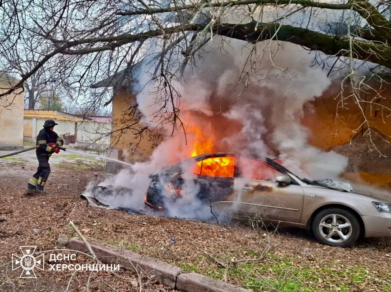 Легковий, автомобіль, згорів, після, атаки, дрона, Херсоні, Сьогодні, 11 листопада, вдень, у Херсоні, відбулась, атака ворожого безпілотника, легковий автомобіль, прибули, рятувальники, запобігли, поширенню, вогню