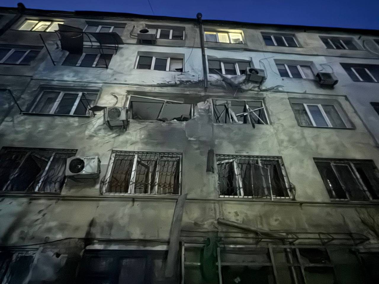 Росіяни, обстріляли, житлові, квартали, Херсона, пошкоджено, три, багатоповерхівки, Учора, 2 листопада, вдень, російські, війська, накрили, артилерійським, вогнем, Дніпровський, район, Херсона, рятувальники, ліквідації, наслідків, обстрілів, оперативно, долучилися, бригади, Херсонської, обласної, комунальної, аварійно-рятувальної, служби