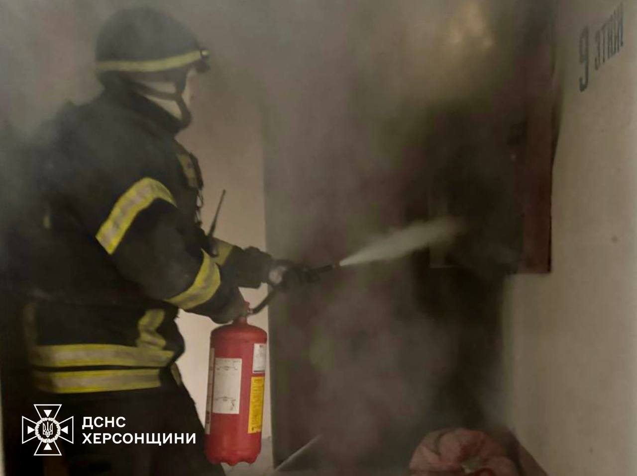 Херсонські, рятувальники, оперативно, ліквідували, пожежу, багатоповерхівці,  підрозділу ДСНС Херсонщини, Минулої доби, 16 листопада, Херсоні, сталася пожежа, житлових районів міста, даними ДСНС, займання, виникло, коротке, замикання, електролічильника, багатоповерховому, будинку, рятувальники, Вогнеборці