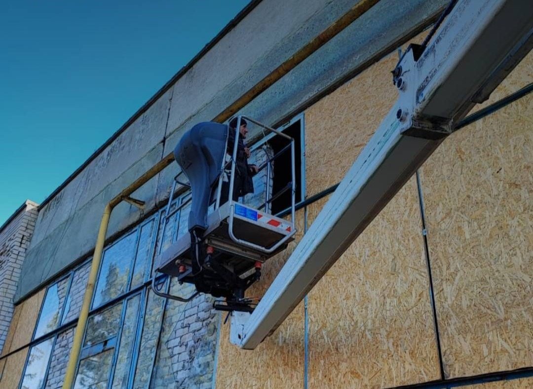 Комунальники, Парків Херсона, розпочали, консервацію, пошкоджених, дахів, багатоповерхівок, Херсоні, бригади, КП Парки Херсона, опанували, новий, напрям, роботи, тимчасове, укриття, дахів, будинків, постраждали, російських, обстрілів