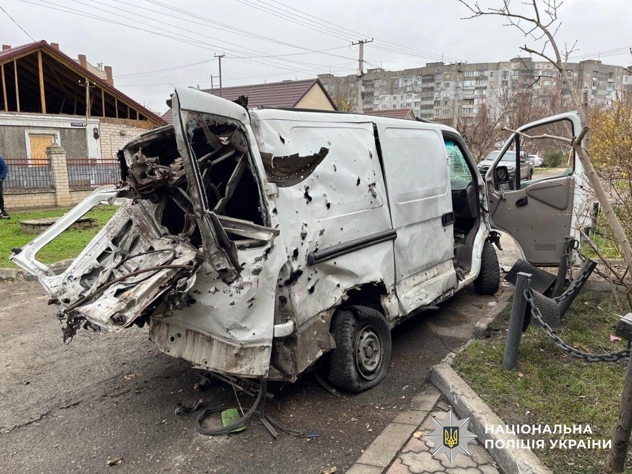 Херсонщина, знову, вогнем, троє, загиблих, серед них, дитина, 13 поранених, Чорнобаївку, накрили, вогнем, РСЗВ, Корабельному районі Херсона, На Херсонщині, 26 листопада, російські, війська, продовжили, масовані, обстріли, населених, пунктів, правобережжя, російський, FPV-дрон, атакував, цивільний, автомобіль, Загинули, 35-річна, жінка, шестирічний, син