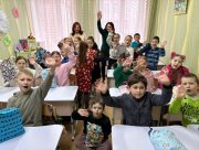 Японські школярі привітали херсонських дітей новорічними подарунками