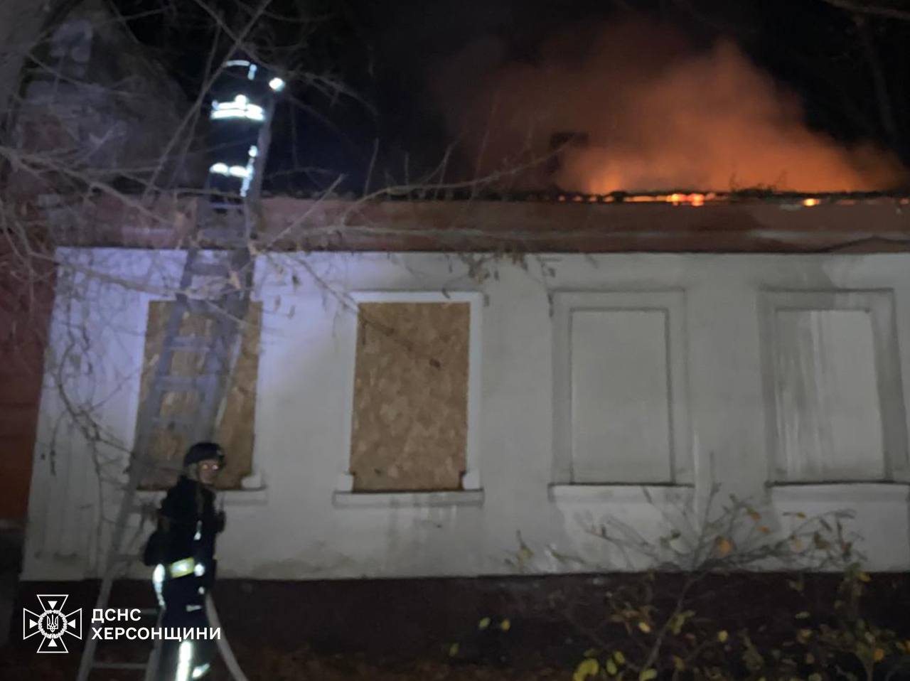 У Херсоні рятувальники загасили пожежу після нічного обстрілу