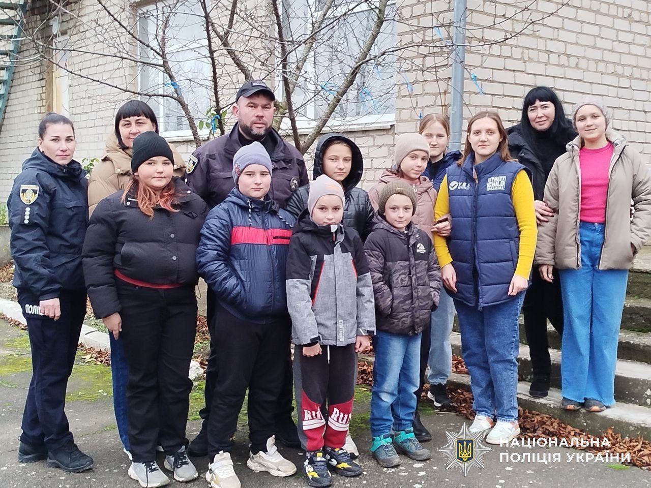 Поліцейські та школярі Великоолександрівки долучилися до акції проти домашнього насильства"